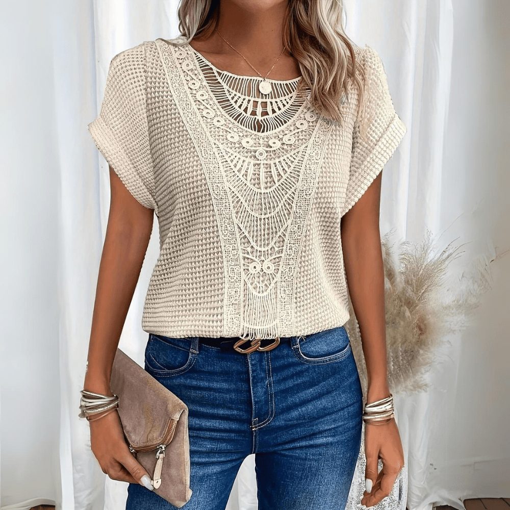 Karélia – Blouse Élégante Style Ibiza avec Détails en Dentelle