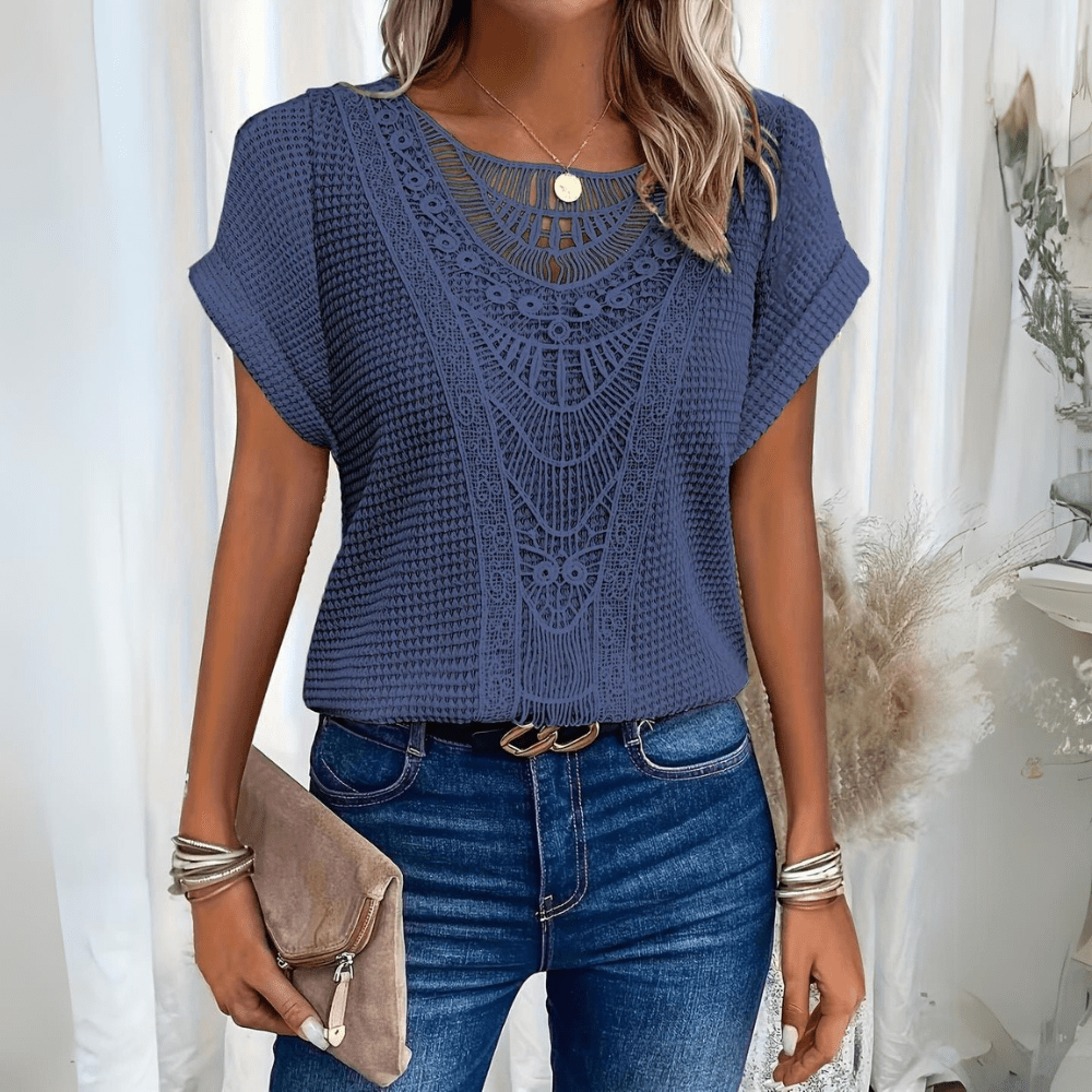 Karélia – Blouse Élégante Style Ibiza avec Détails en Dentelle