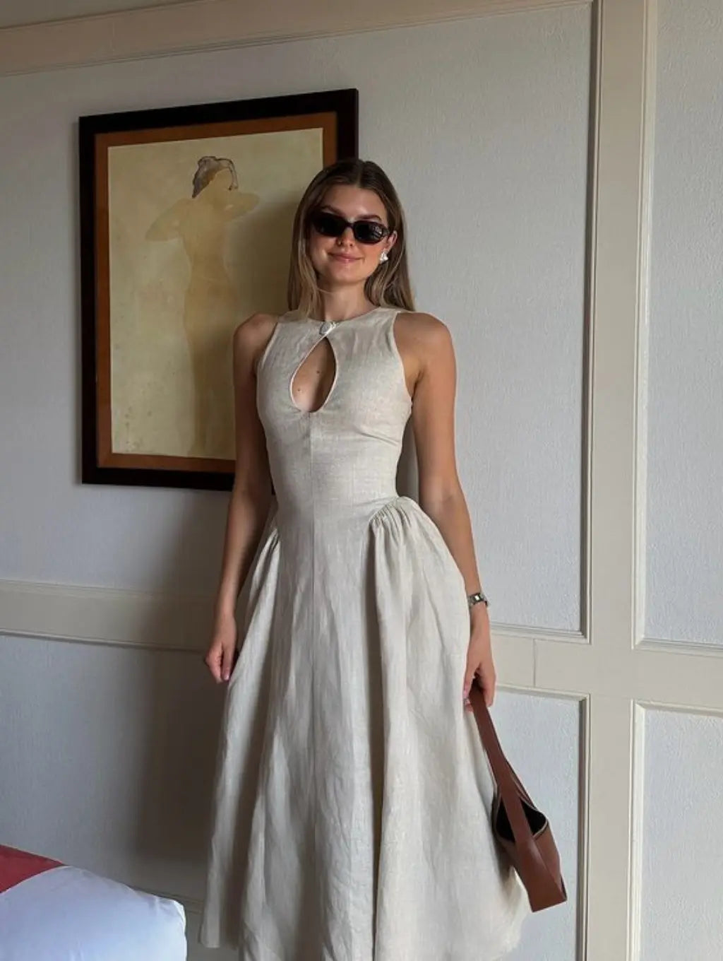 Wéla – Robe Midi en Lin – Coupe Cintrée avec Découpe Signature et Poches Profondes
