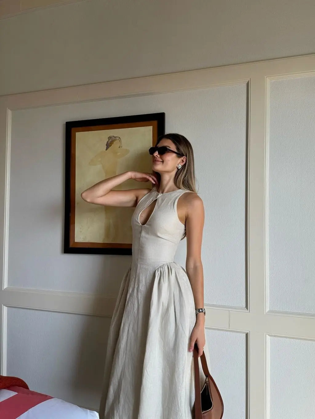 Wéla – Robe Midi en Lin – Coupe Cintrée avec Découpe Signature et Poches Profondes
