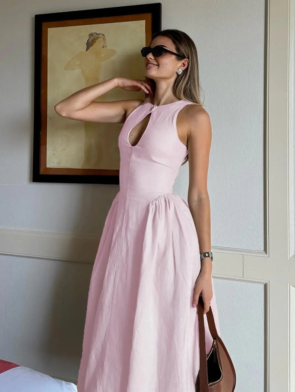 Wéla – Robe Midi en Lin – Coupe Cintrée avec Découpe Signature et Poches Profondes